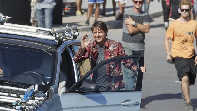Pada era drone merajalela, pilot pesawat tempur dianggap usang. Maverick, pilot jagoan dalam Top Gun yang diperankan Tom Cruise, bangkit di sekuel filmnya.