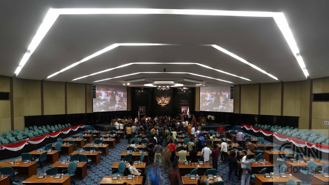 Wakil Ketua DPRD Kalsel Muhammad Syaripudin akan menyumbangkan enam bulan gaji untuk penanganan Covid-19 di provinsinya.