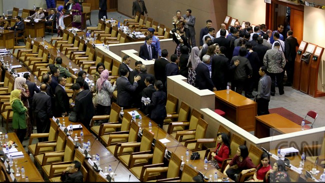 SBY dan Demokrat disebut menghancurkan demokrasi Indonesia dengan memilih walk out pada voting RUU Pilkada di paripurna DPR.