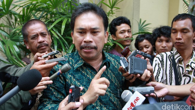 Setelah tiga kali kantornya digeledah oleh KPK, Bonaran akhirnya mendatangi KPK untuk diperiksa sebagai tersangka dugaan suap kepada Akil Mochtar.