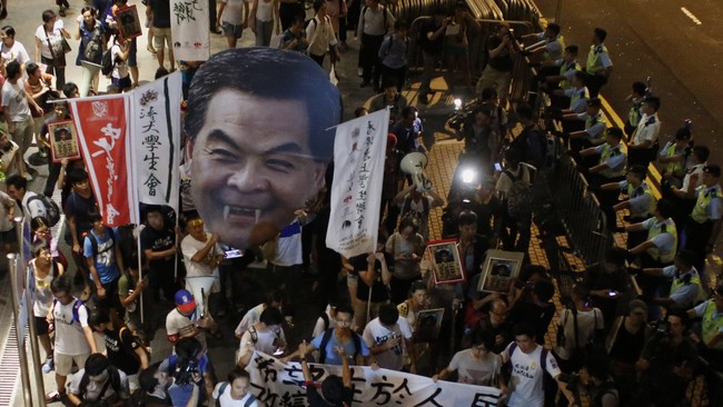 Dua pejabat pro-demokrasi Hong Kong menyerahkan diri atas keterlibatan mereka dalam unjuk rasa menuntut pemilu langsung Desember lalu.