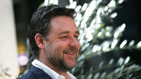 Demi Anak, Russell Crowe Batal Akuisisi Leeds United