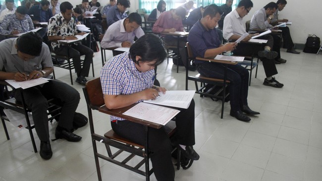 Lebih dari 2.400 orang di ujian sertifikasi apoteker Tiongkok ketahuan menyontek menggunakan alat canggih dengan pemancar gelombang radio.