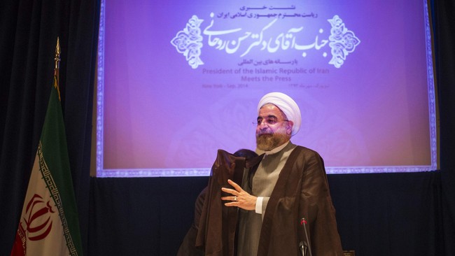Presiden Iran meminta monopoli negara dalam perekonomian dan isolasi internasional dihentikan agar bisa membangun kembali perekonomian Iran yang luluh lantak.