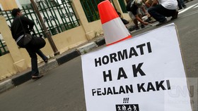 Pohon Imitasi di Jakarta Dinilai Ganggu Pejalan Kaki