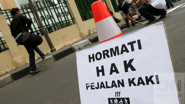 Koalisi Pejalan Kaki menyarankan Pemprov DKI mempercantik pohon yang sudah ada ketimbang menanam pohon imitasi yang berpotensi mengganggu pejalan kaki.