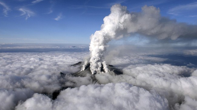 Tanpa peringatan dan tanda-tanda, gunung Ontake di Jepang tiba-tiba meletus, mengeluarkan abu dan asap, menewaskan sedikitnya 36 pendaki.