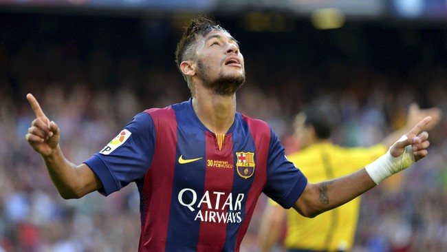 Neymar dituntut seorang suporter setia Santos bernama Luciano Pereira Caparroz karena telah menjalin kesepakatan hengkang ke Barcelona sejak 2011.