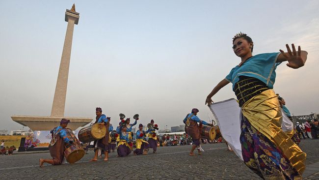 Fasilitas dan anggaran seni kurang memadai. Perguruan tinggi seni pun hanya ada enam. Terlalu minim bagi Indonesia nan kaya raya.
