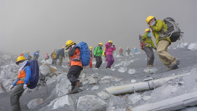 Tidak ada tanda-tanda gunung Ontake di Jepang akan meletus, sehingga ratusan pendaki terjebak oleh reruntuhan dan awan beracun.