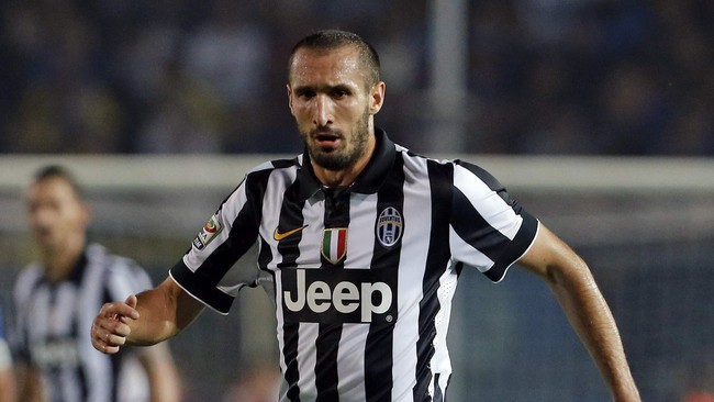 Bek Juventus Giorgio Chiellini melakukan tindakan konyol saat hendak menyelamatkan bola direbut lawannya, pemain AS Monaco, Joao Moutinho.