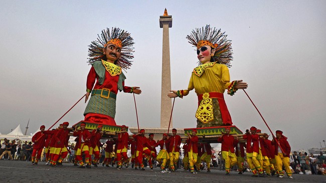 Dari siang ini hingga malam nanti, rakyat di Monas akan dihibur oleh para artis kenamaan ibukota. Selain itu, juga ditampilkan hiburan budaya tradisional.