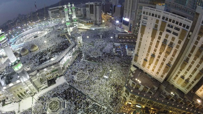 Konjen Indonesia di Jeddah kesulitan mencapai lokasi karena sekitar Masjidil Haram dikepung macet. Lokasi kejadian pun masih ditutup.