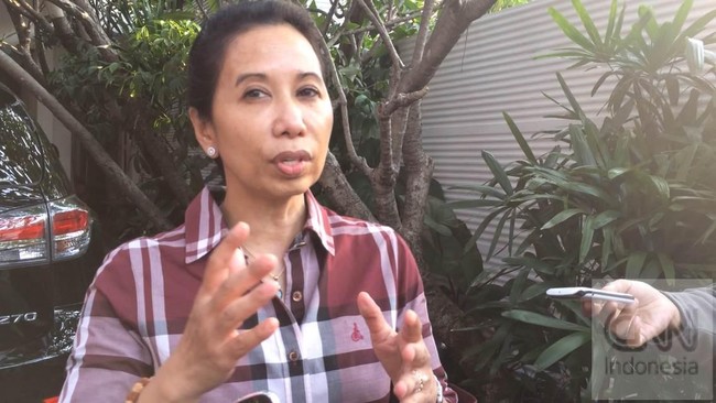 Menteri BUMN periode 2014-2019 Rini Soemarno tampak berlinang air mata saat menyampaikan sambutan pada proses serah terima jabatan Menteri BUMN, Rabu (23/10).