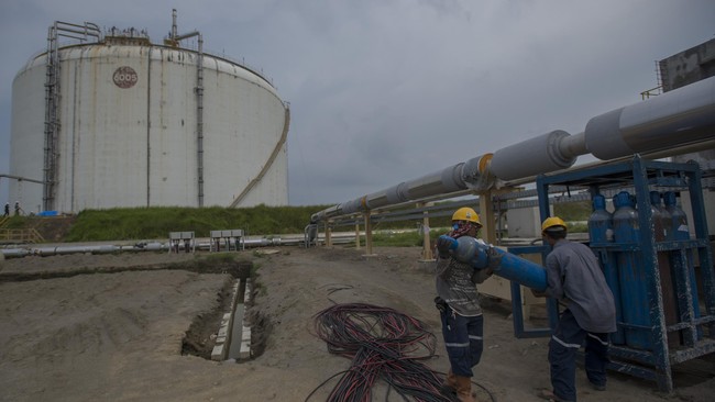 Blok Mahakam adalah blok Migas terbesar di Kalimantan Timur. Pada Agustus 2014, blok Mahakam memproduksi gas sebesar 1.614 juta kaki kubik per hari (mmscfd) dan kondesat sebanyak 68.254 barel per hari (bph).