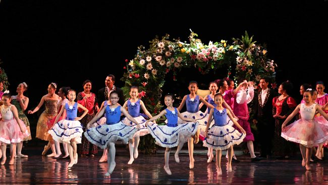 Produser sekaligus penulis skenario A Ballet Tribute to Chrisye. Ella resah untuk menampilkan pertunjukan balet merupakan kecintaannya