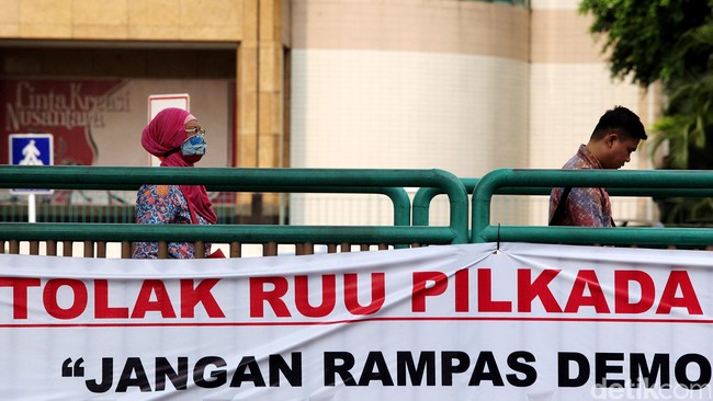 SBY diminta tak menandatangani UU Pilkada sampai masa jabatannya berakhir 20 hari lagi. Selanjutnya Jokowi mengembalikan UU itu ke DPR.