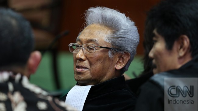 Almarhum membela HAM segala kelompok masyarakat, dari mereka yang berideologi komunis sampai Islam garis keras seperti Abu Bakar Ba’asyir.
