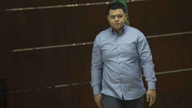 Terbukti telah memberikan uang suap senilai Sin$ 100 kepada Bupati Biak Numfor Yesaya Sombuk, pengusaha Teddy Renyut dituntut hukuman empat tahun penjara.&nbsp;