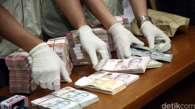 Deklarasi sumpah jabatan yang jelas dan lugas oleh para wakil rakyat dan pemimpin daerah diharapkan dapat mengikis kasus korupsi.