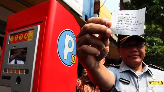 Gubernur DKI Jakarta Basuki Tjahaja Purnama hari ini meresmikan penggunaan uang elektronik (e-money) di mesin Tempat Parkir Elektronik (TPE).