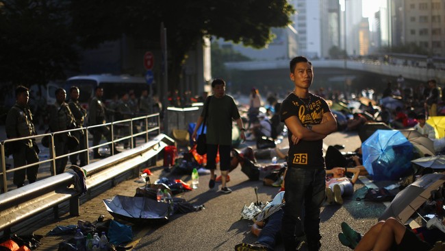 Pemimpin Hong Kong menegaskan siap hadapi demonstrasi pro-demokrasi dan mendesak warga kota itu untuk tidak lagi memilih anggota parlemen yang demokratis.