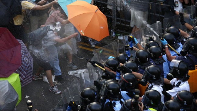 Hak berpolitik masyarakat Hong Kong berada di tangan Tiongkok yang menentukan calon kandidat pemimpin pada pemilu 2017 mendatang. Massa Memprotes hal itu.