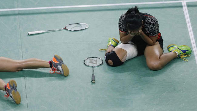 Kram kaki dan nyeri pinggang membuat dua pasangan ganda Indonesia gagal selesaikan turnamen BWF Super Series.