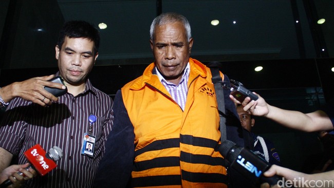 Majelis hakim memvonis Bupati Biak Numfor, Yesaya Sombuk, empat tahun enam bulan penjara. Hakim menolak mencabut hak politik Yesaya.