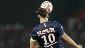 Zlatan Cetak Gol, PSG Dilempari Penonton