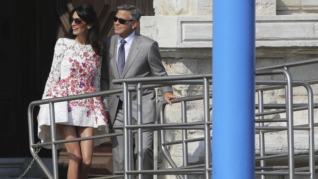Seperti halnya Brad Pitt dan Angelina Jolie, foto pernikahan Clooney dan Alamuddin telah dijual ke majalah People.&nbsp;