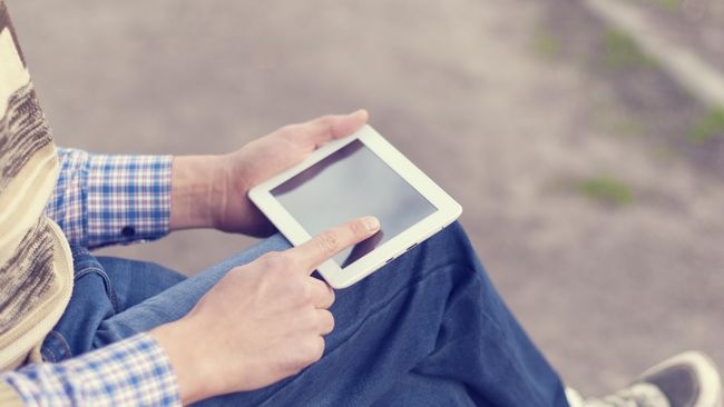 Di tengah perkembangan terknologi, orang mulai menyukai membaca melalui layar komputer atau gadget. Buku elektronik pun kini semakin banyak.