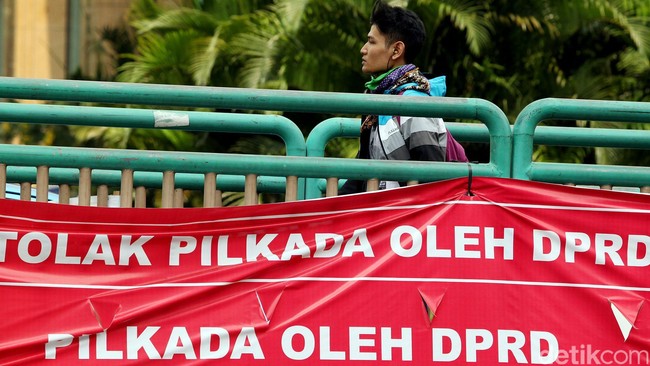 Gelombang penolakan UU Pilkada terus mengalir. Setelah demo di DPR, Istana Negara giliran yang menjadi sasaran pengunjuk rasa.