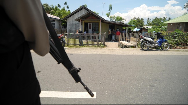 Densus 88 menangkap dua terduga teroris di Tulungagung dan Nganjuk yang disebut masih terkait dengan teroris di Makassar dan jaringan JAD.