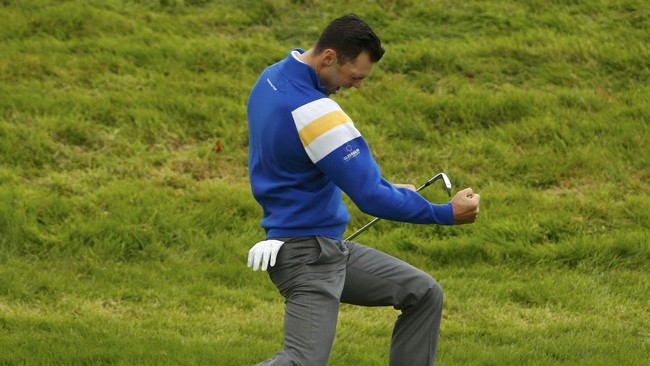 Kaymer dan Watson sama-sama mengakhiri 36 lubang dengan enam di bawah par. Watson membuang keunggulan dua pukulan hingga lubang ke-16 babak kedua.