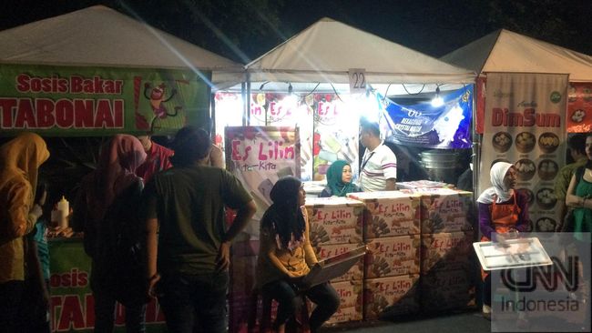 Bukan colenak, bandros, atau serabi yang ramai menghiasi jalanan Dago, melainkan stan makanan seperti sosis bakar, sushi, takoyaki, mocha Jepang, dan dim sum.