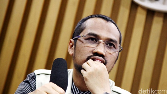 Kejaksaan Agung beralasan keteteran menangani berbagai perkara karena jaksanya ditugaskan di KPK. Abraham Samad mempertanyakan alasan tersebut.