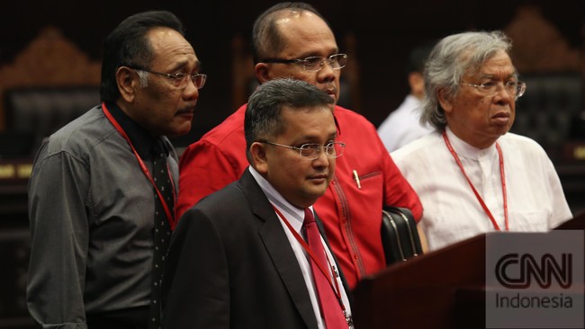 Elite PDIP Trimedya Pandjaitan menyoroti kertas putih yang ditutup oleh Kapolres Metro Jakarta Selatan saat merilis kasus penembakan yang menewaskan Brigadir J.