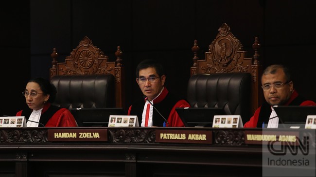 Ketua Komisi Hukum DPR Azis Syamsuddin menyebut, sebenarnya tidak ada pertentangan antara putusan Mahkamah Konstitusi (MK) dengan Surat Edaran MA.