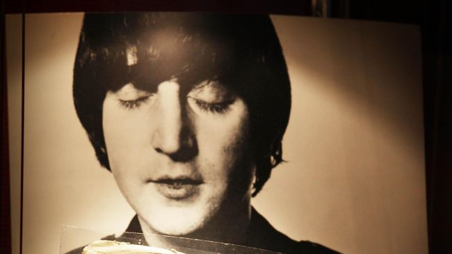 John Lennon bukan hanya bermusik, tetapi juga menggambar. Di bawah pengawasan Yoko Ono, gambar-gambarnya direproduksi dan dipamerkan di AS.