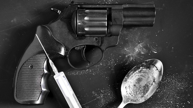 Pelaku berinisial DA kabur membawa pistol korban. Polisi saat ini masih mengejar pelaku yang sudah diketahui ciri-cirinya.