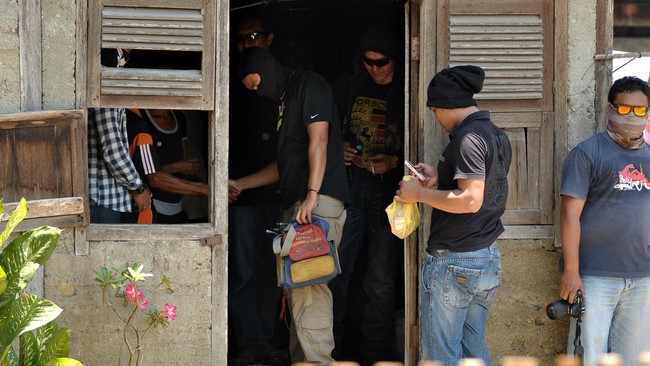 Ketujuh teroris itu ditangkap dalam operasi tiga hari terakhir. Satu orang tewas karena berusaha melawan petugas menggunakan senjata api.
