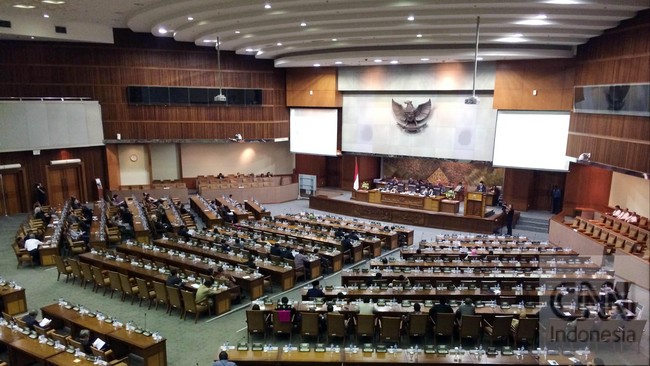 Suasana ruang sidang pelantikan anggota Dewan Perwakilan Rakyat (DPR) periode 2014-2019 mendadak riuh. Jokowi dan Kalla ternyata masuk ruang sidang.&nbsp;
