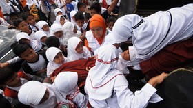 Bercanda Sampai Jatuh Duduk, Bocah Perempuan Lumpuh