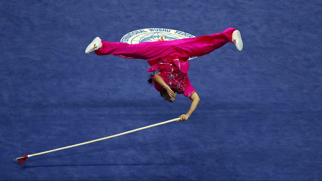 Atlet wushu yang mendapatkan emas pada Asian Games, Ta Cheau Xuen, terbukti menggunakan doping. Medali emasnya lalu ditarik dan diberikan pada atlet Indonesia.