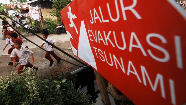 Sejumlah plang bertuliskan 'Potensi Tsunami' tiba-tiba muncul di Desa Tanjung Pasir, dekat pagar laut Tangerang. Warga tak percaya peringatan itu.