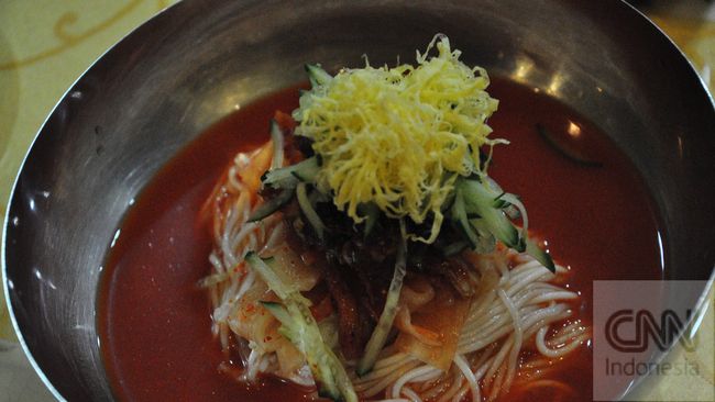 Makanan Korsel begitu mudah didapatkan di Jakarta. Bagaimana dengan makanan Korut? Rasa penasaran membuat saya mencari tahu restoran Korea Utara di Jakarta.