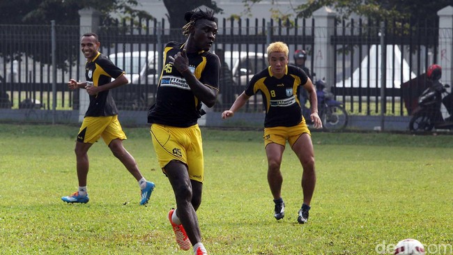 Persipura sempat dibuat kesulitan oleh PBR sebelum meraih kemenangan 2-0 di babak semifinal Liga Super Indonesia, Selasa (4/11).