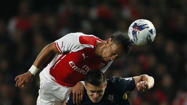 Gelandang internasional Inggris Jack Wilshere mengunggah sebuah video yang merekam pernyataan Francis Coquelin yang baru berlatih sebagai bek tengah.