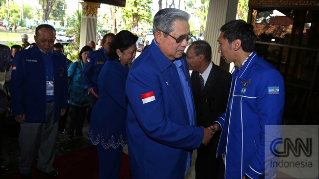 Demokrat menganggap hanya sosok SBY yang mantan Presiden RI itu ampuh untuk menangkal intervensi dari luar. Demokrat tak mau bernasib seperti Golkar dan PPP.